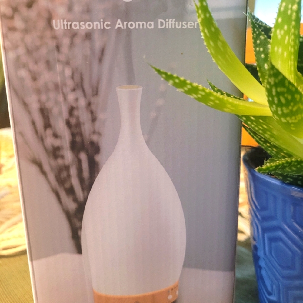New - Serene House Ultrasonic Aroma Diffuser